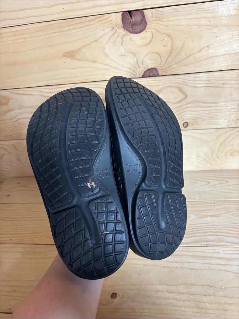 Oofos men’s slip on sandals